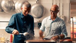 Stanley Tucci (re.) mit Koch Giuseppe Bertoleoni in der Küche von "Da Tonino" auf der kleinen ...
