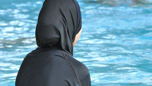 Burkini im Schwimmbad
