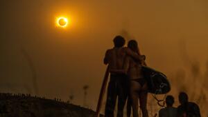 Surfer beobachten die totale Sonnenfinsternis in Spanien