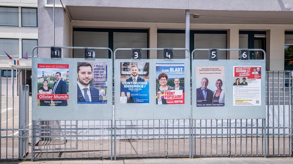 Wahlplakate zur Parlamentswahl in Frankreich