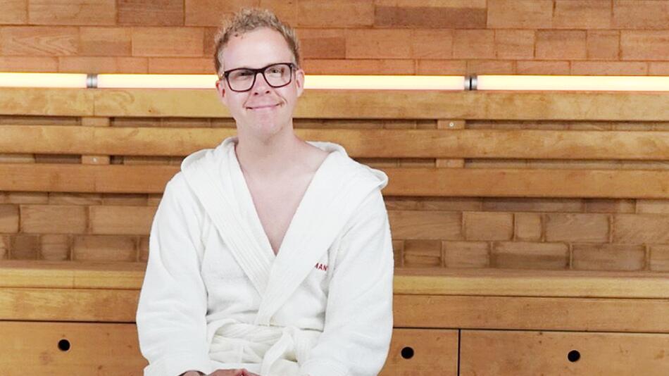 Moderator und Podcaster Daniel Danger sitzt in einer Sauna