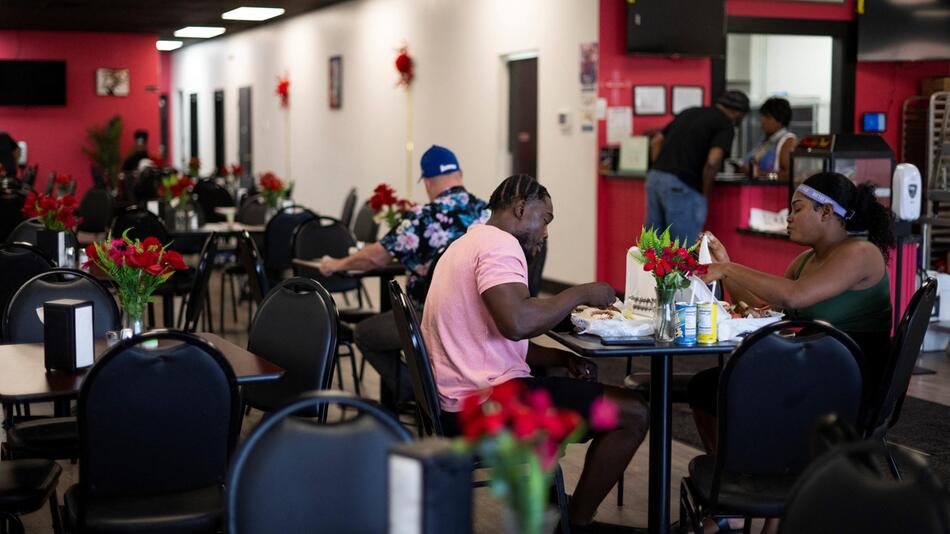 Haitianer in einem haitianischen Restaurant in Springfield