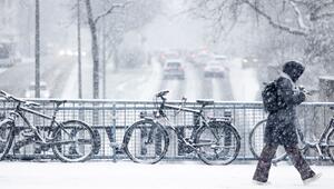 Schneebedeckte Fahrräder im dichten Schneetreiben