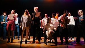 Henning Krautmacher (vorne Mitte) hat mit zahlreichen teilweise prominenten Mitwirkenden einen ...