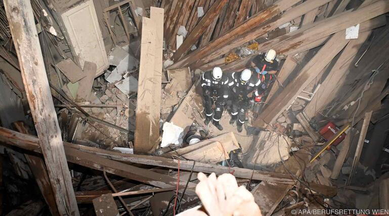 Feuerwehr sucht vermisste Person nach Hauseinsturz