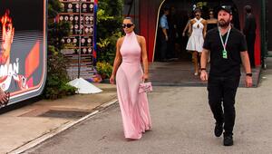 Kim Kardashian spaziert im Rahmen des Formel-1-Grand-Prix von Singapur durch das Fahrerlager.