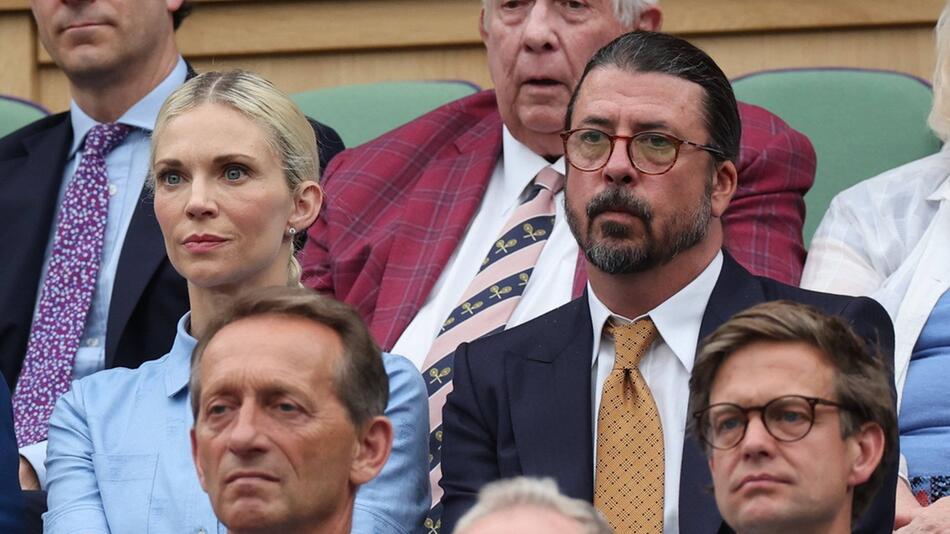 Dave Grohl und seine Frau Jordyn Blum beobachten gespannt das Tennisspiel in Wimbledon.