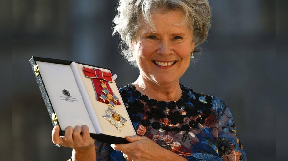 Dame Imelda Staunton präsentiert auf Schloss Windsor stolz ihren Verdienstorden.