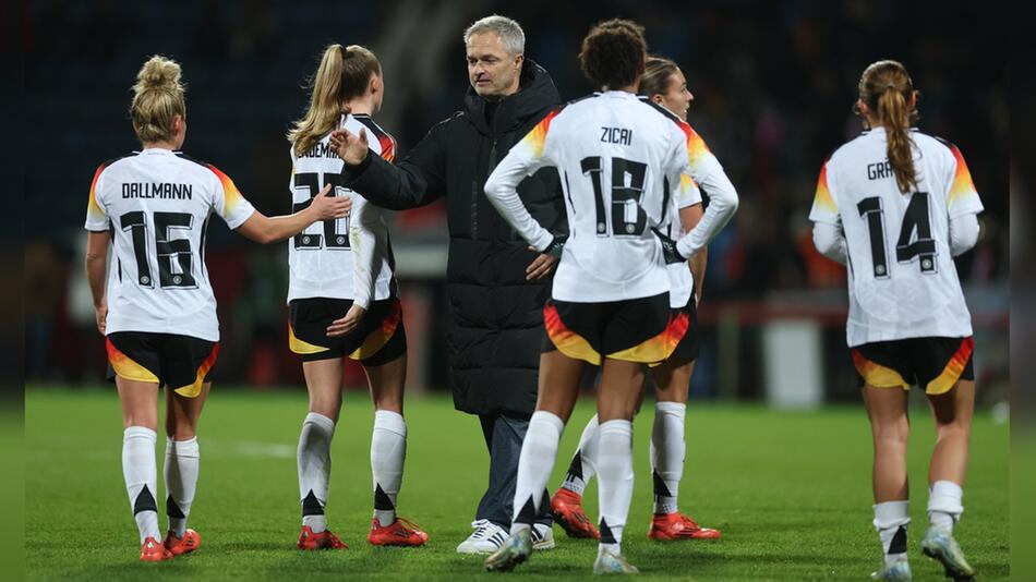 Frauen-Bundestrainer Christian Wück inmitten seiner Fußballprofis.