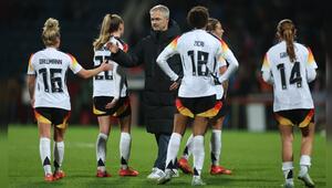 Frauen-Bundestrainer Christian Wück inmitten seiner Fußballprofis.