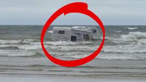 Warnungen ignoriert: Wohnmobil versinkt bei Flut im Meer