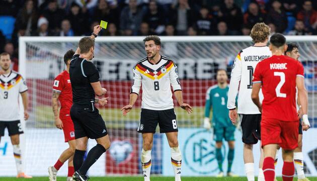 Leon Goretzka sieht gelb