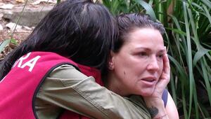 Simone Ballack wird von Mitcamperin Samira getröstet.