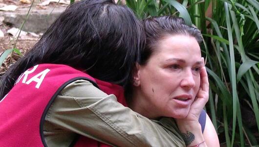 Simone Ballack wird von Mitcamperin Samira getröstet.