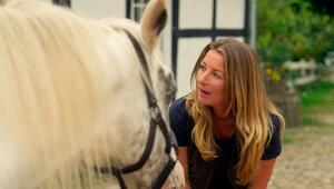 "Rote Rosen": Carla findet ein fremdes Pferd auf ihrem Hof und spürt eine besondere Verbindung ...