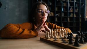 Frau spielt Schach