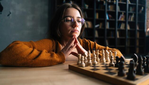 Frau spielt Schach