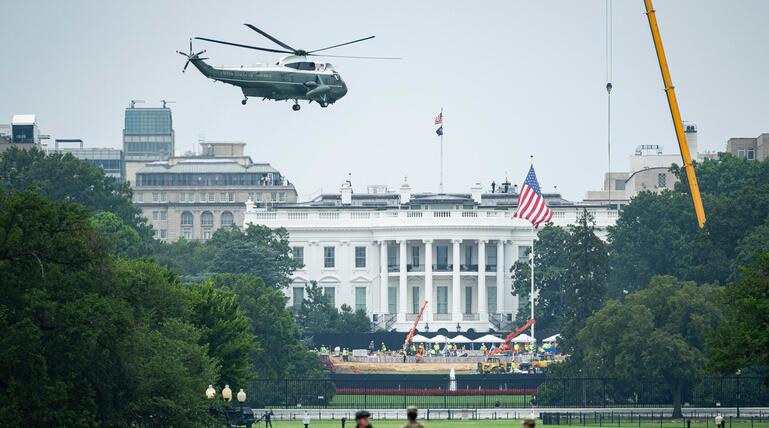 Ein U.S. Marine Corps Helikopter vor dem Weißen Haus.