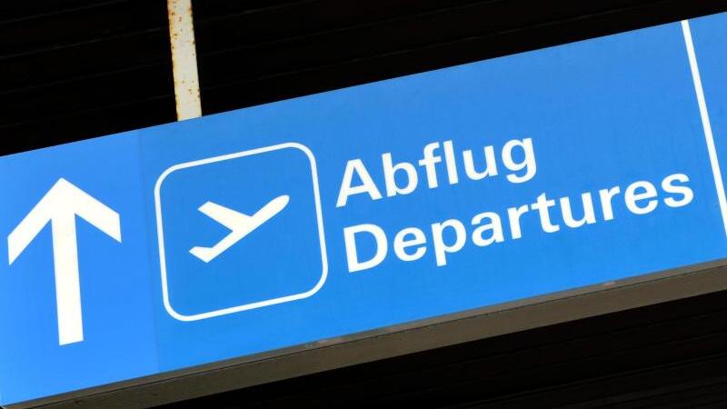 Wegweiser am Flughafen