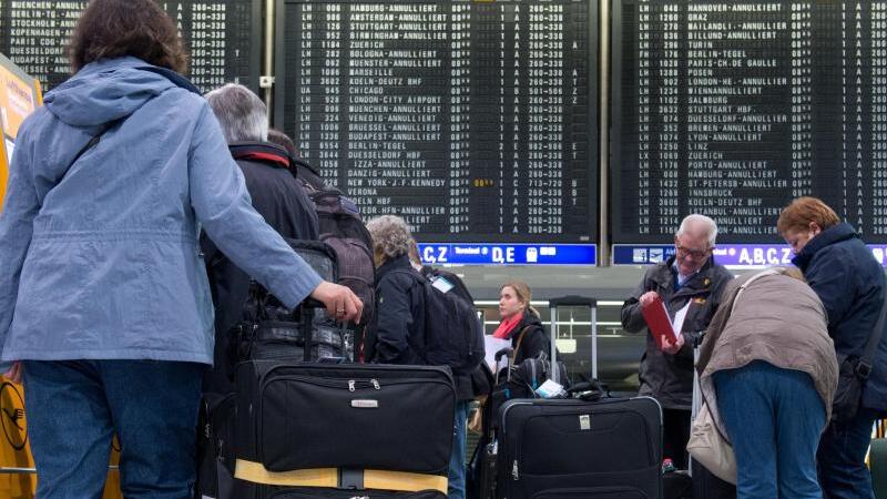 Menschen warten am Flughafen