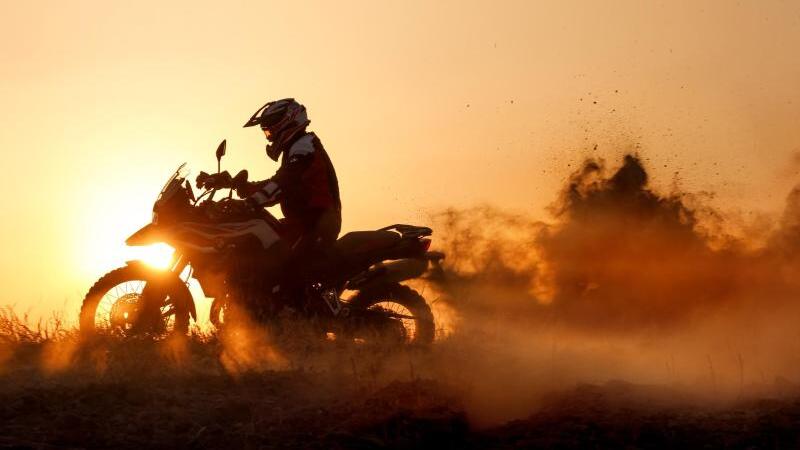 Motorradfahrer bei Sonnenuntergang