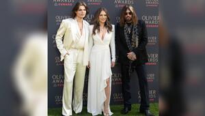 Elizabeth Hurley erschien bei den Olivier Awards mit ihrem Freund Billy Ray Cyrus (r.) und ihrem ...
