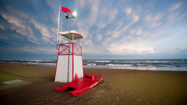 Aussichtsturm und Ruderboot, Cavallino, Jesolo, Venedig, Italien, Europa