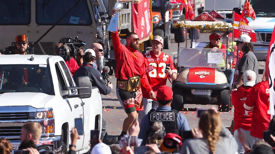 Hier war noch alles fröhlich: Travis Kelce ließ sich bei der Parade in Kansas City von den Fans ...