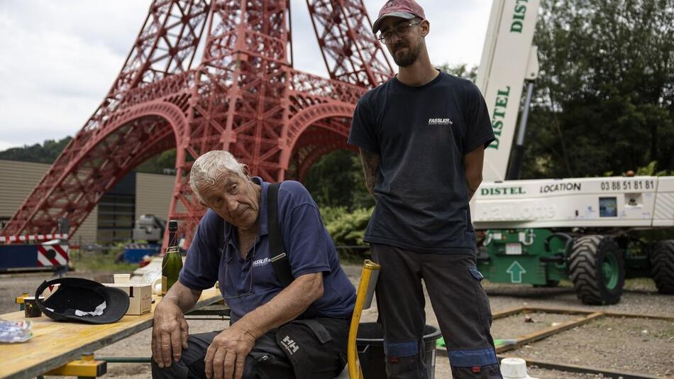 Ein Stück Paris im Elsass: Opa und Enkel bauen Mini-Eiffelturm