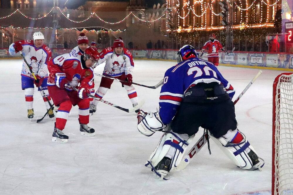 Russischer Präsident spielt Eishockey