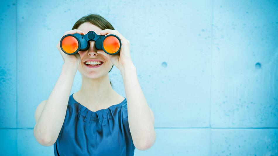 Frau mit Fernglas