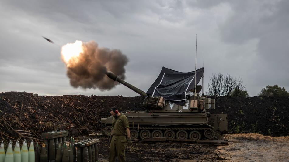 Israelische Soldaten feuern nahe dem Libanon eine Haubitze ab