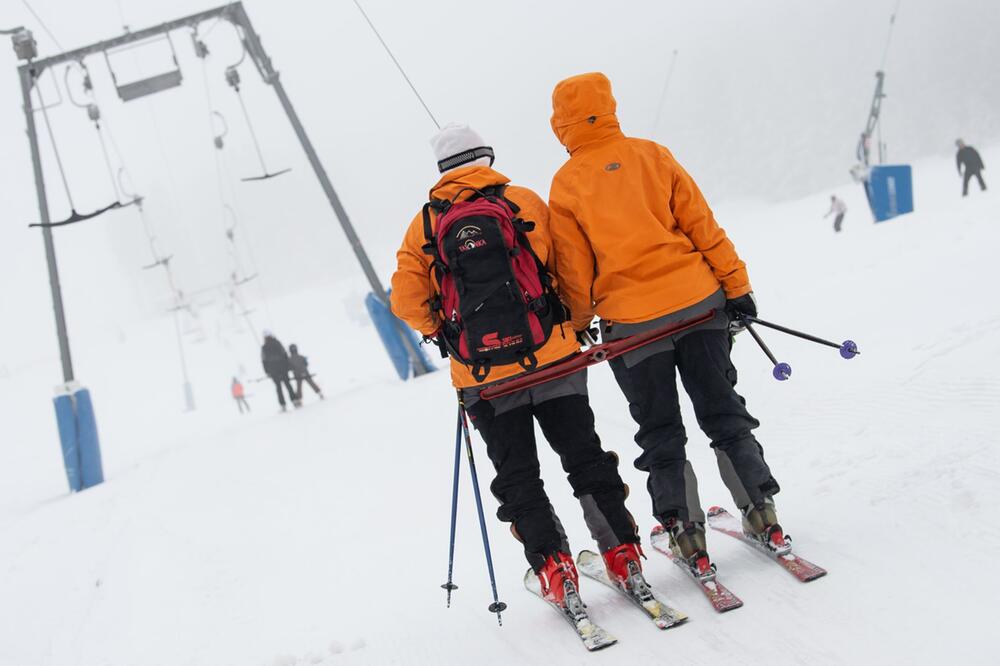 Skifahrer in einem Schlepplift