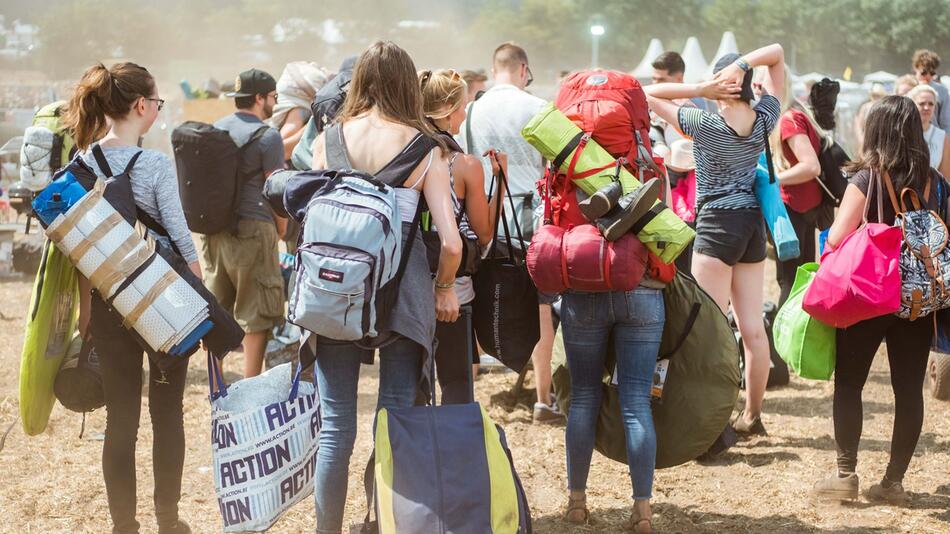 Besucher des Deichbrand Festival mit Gepäck