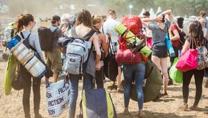 Besucher des Deichbrand Festival mit Gepäck