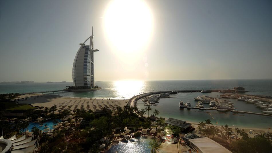 Sonnenuntergang hinter dem Burj al Arab Hotel in Dubai