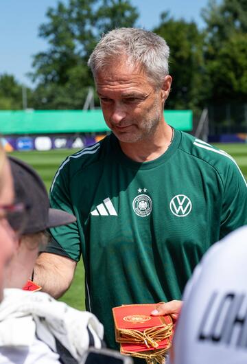 Christian Wück verteilte Geschenke, Autogramme und Selfies an die treuen DFB-Fans