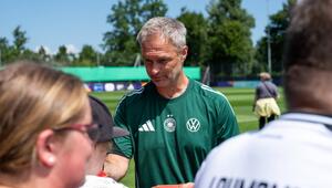 Christian Wück verteilte Geschenke, Autogramme und Selfies an die treuen DFB-Fans