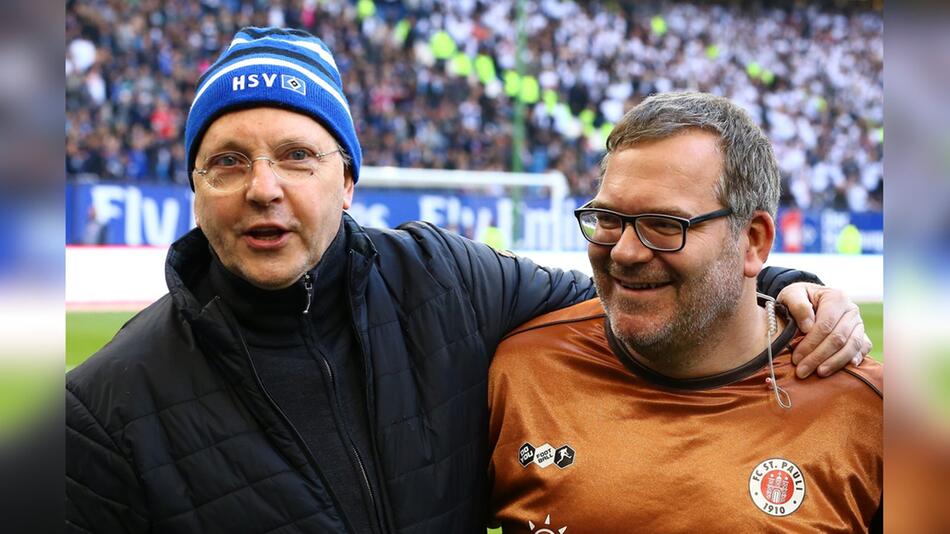 Im Herzen getrennt, in der Sache vereint: Olli Dittrich (li.) und Elton huldigen beide König ...