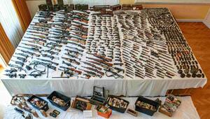 Vielzahl an Waffen und 550 Kilo Munition sichergestellt
