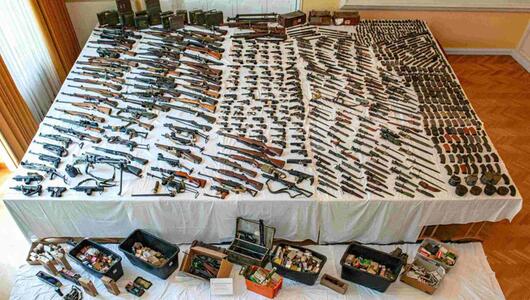 Vielzahl an Waffen und 550 Kilo Munition sichergestellt