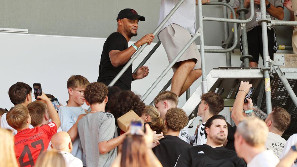 Vincent Kompany beim Spiel der zweiten Mannschaf in Burghausen