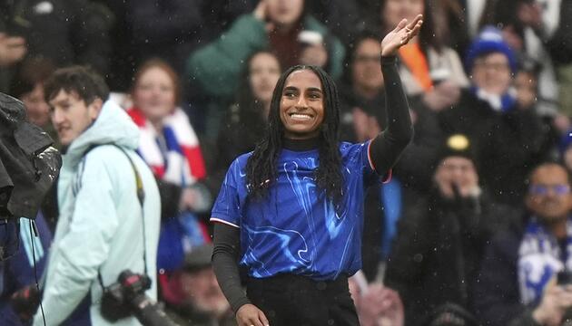 Naomi Girma zeigt sich das erste Mal im Chelsea-Trikot.