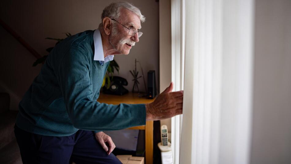 Senior neugierig Fester Nachbarn