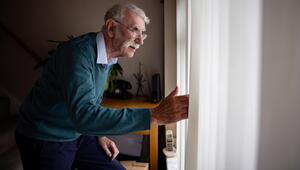 Senior neugierig Fester Nachbarn