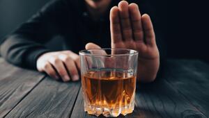 mann lehnt alkohol ab