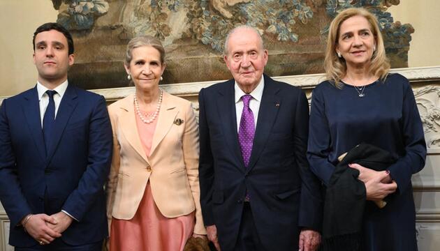 Enkel Felipe (v.l.), Tochter Elena, Juan Carlos und Tochter Cristina in Paris.