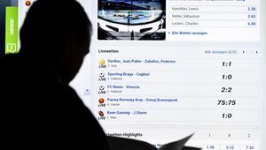 Mann vor Bildschirm mit einer Seite für Sport-Wetten