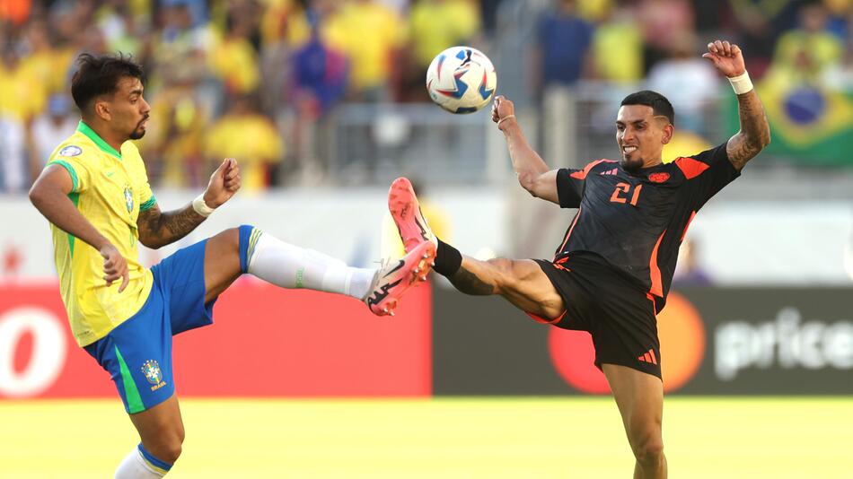 Der Brasilianer Lucas Paqueta und Daniel Munoz aus Kolumbien kämpfen um den Ball