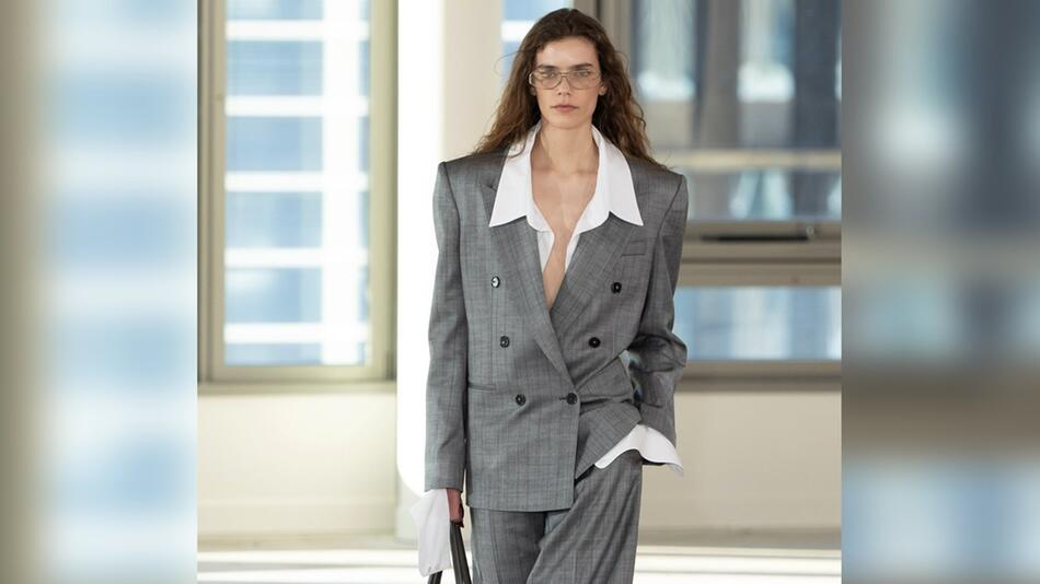 Grau in Grau wie hier bei Stella McCartney ist im Herbst ein Klassiker, doch neue Farbkombis ...